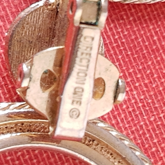 Vintage Gold-toned Hoop Clip Earrings - Picture 5 of 5